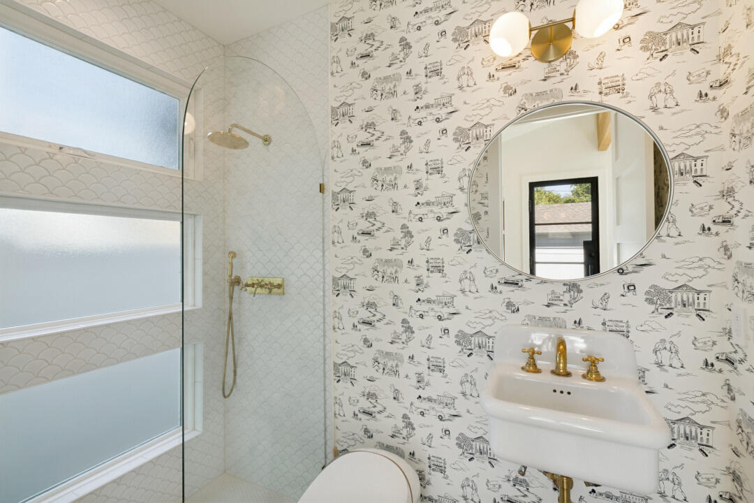 San Fernando Adu bathroom toile wallpaper sink